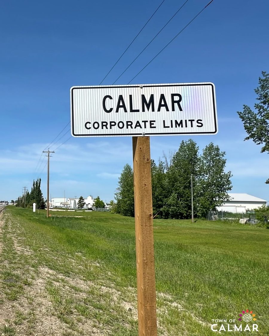 Calmar town limits sign